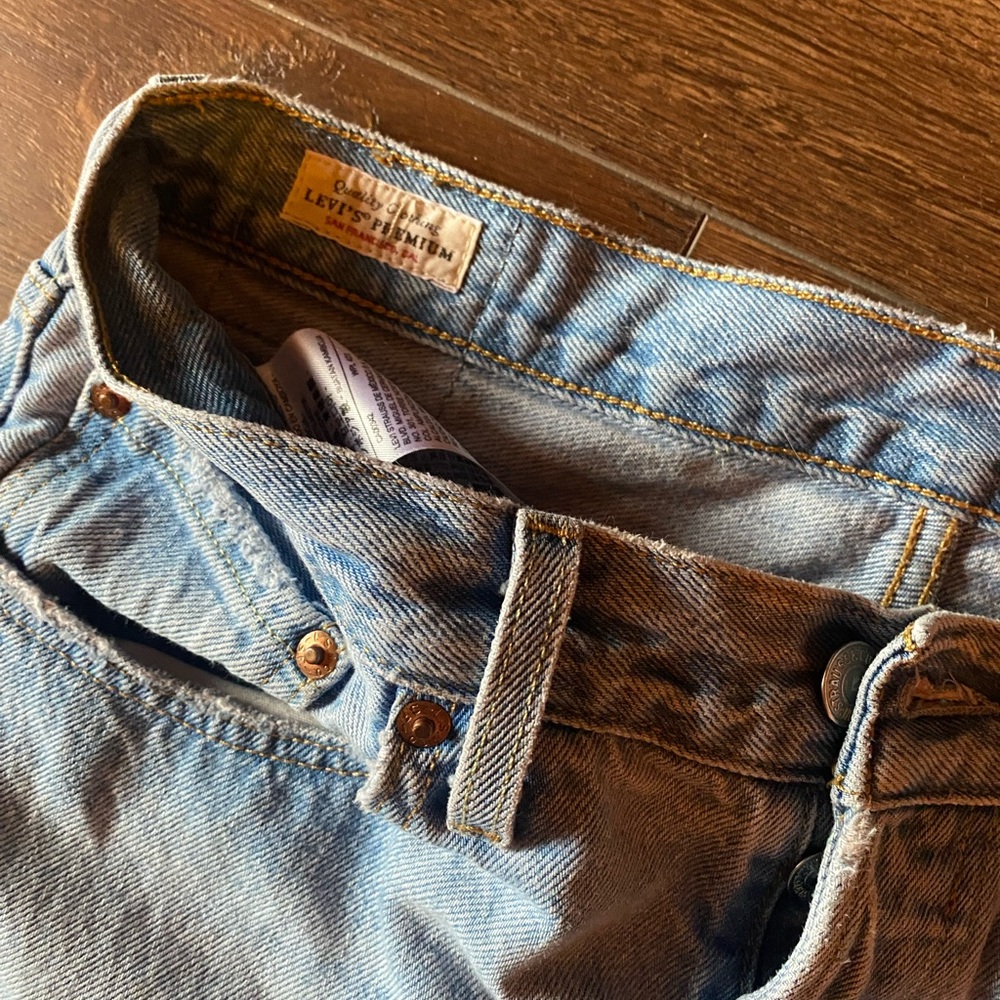 Levi 501 Light Wash Denim Jeans - Picture 3 of 7